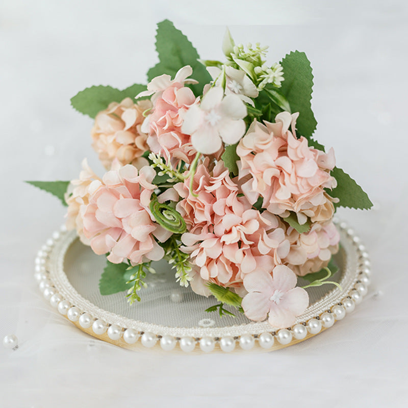 Elegante Blumenarrangement  1790318260