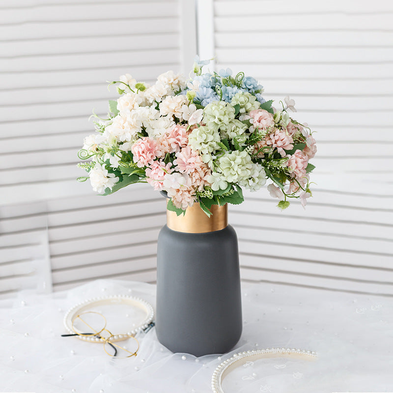Elegante Blumenarrangement  1790318260