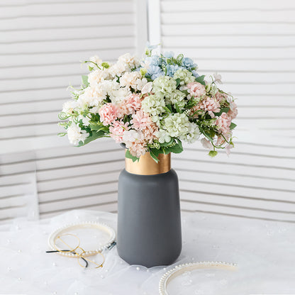 Elegante Blumenarrangement  1790318260