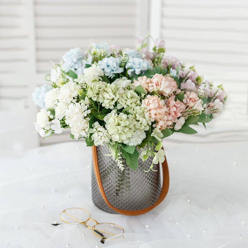 Elegante Blumenarrangement  1790318260