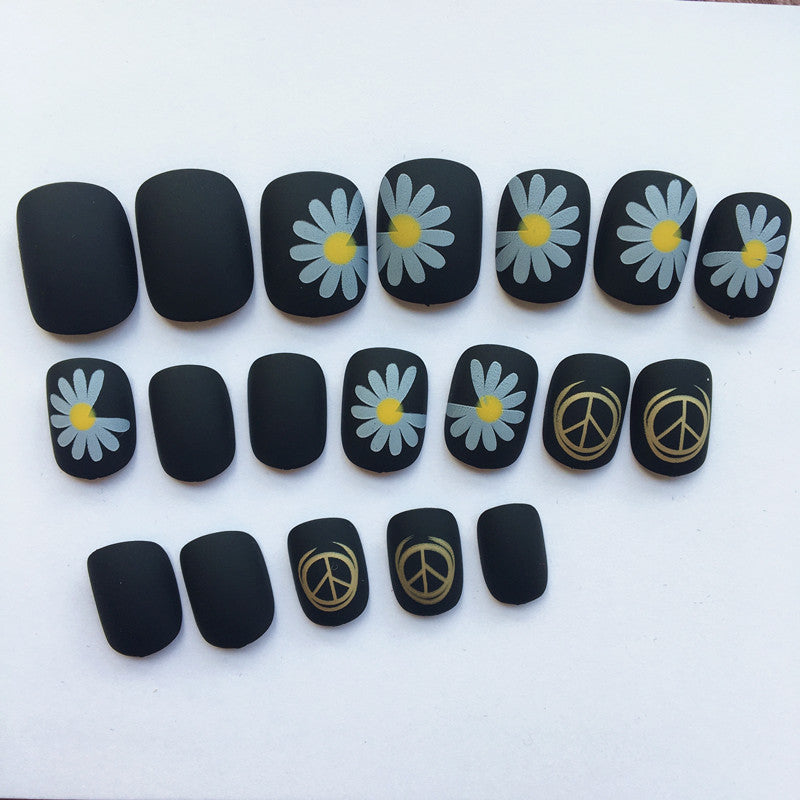 Kunstnägel mit floralem Motiv und mattem Finish Brehn