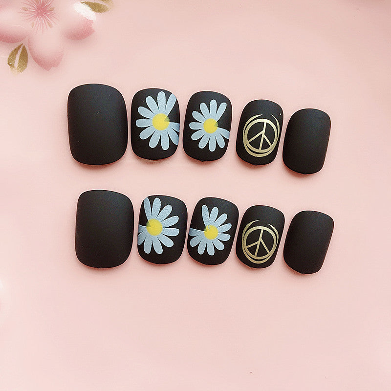 Kunstnägel mit floralem Motiv und mattem Finish Brehn