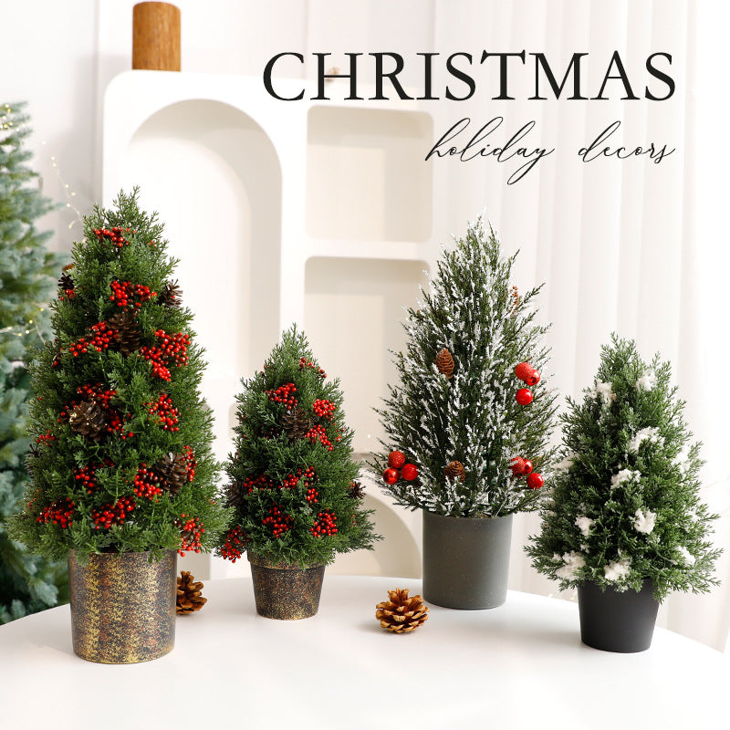 Dekorative Mini-Weihnachtsbäume im Topf