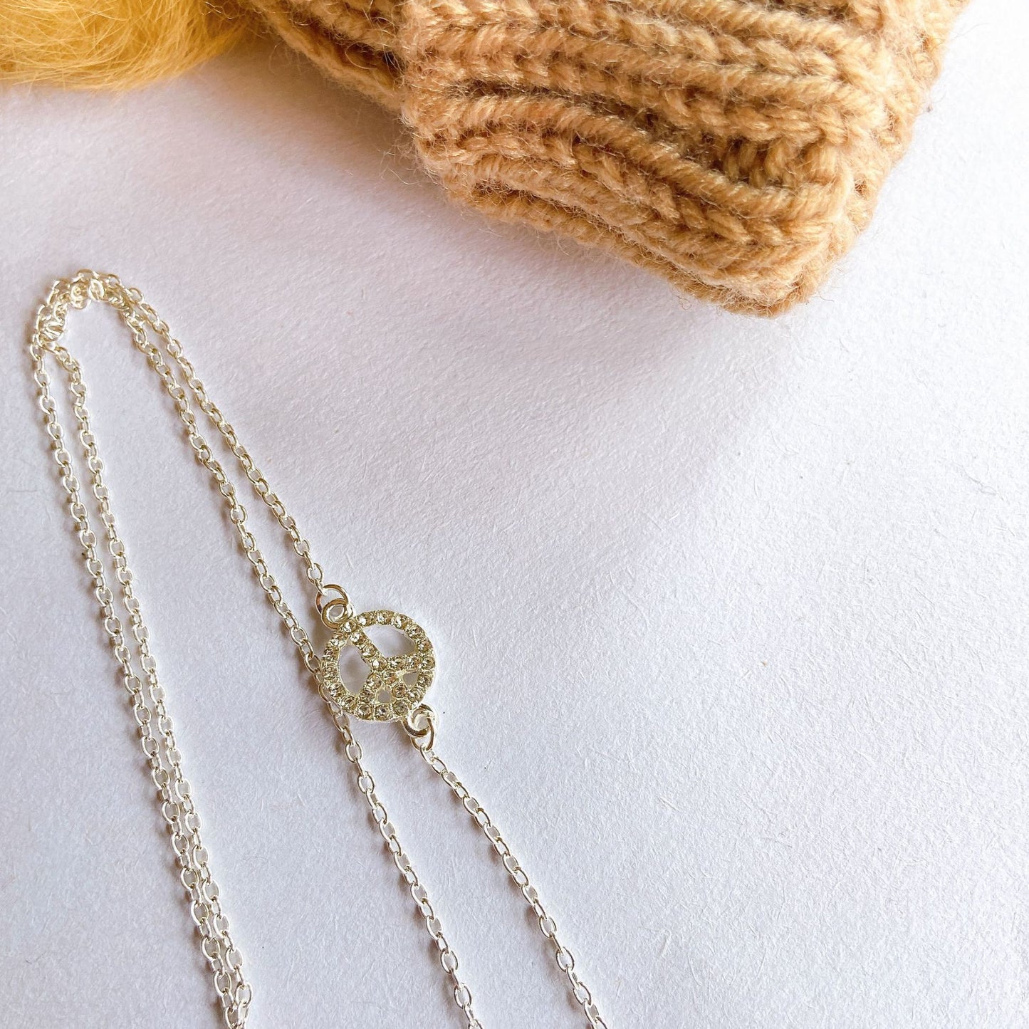 Elegante Halskette mit Filigranem Anhänger Brehn