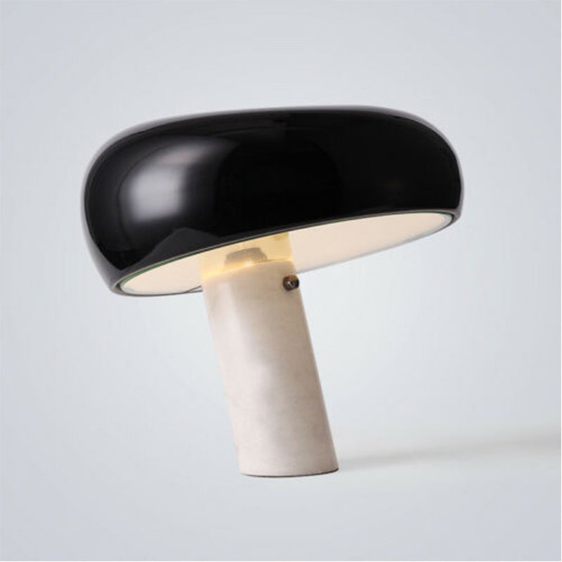 Stylische moderne Tischlampe mit schlankem Fuß