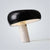 Stylische moderne Tischlampe mit schlankem Fuß