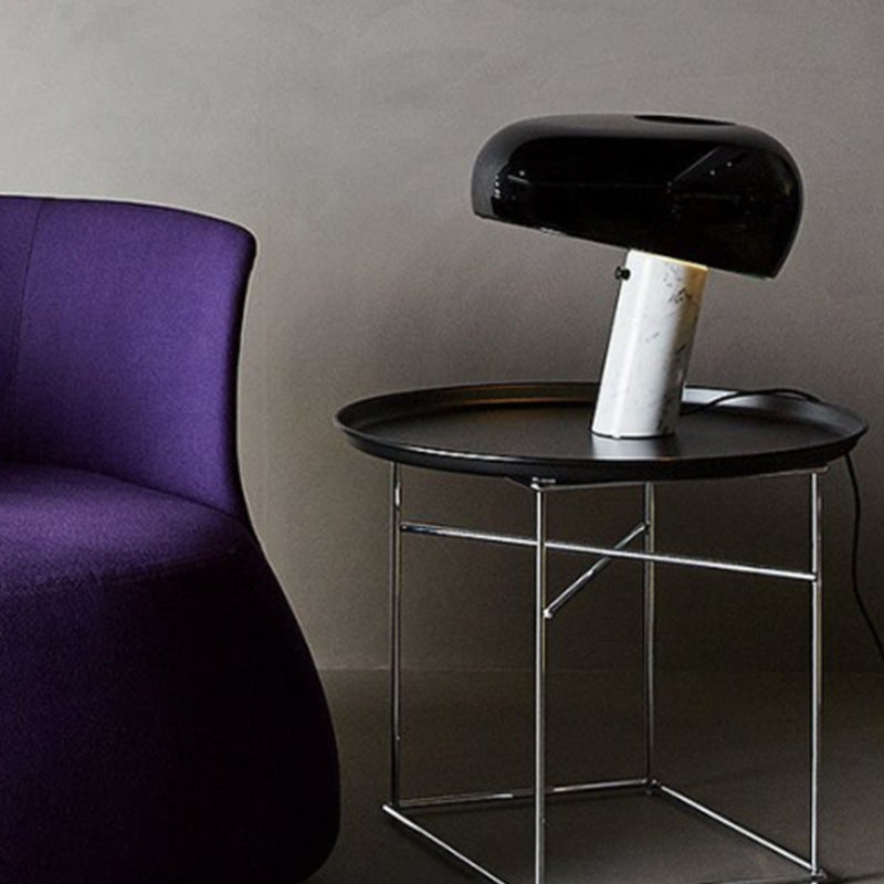Stylische moderne Tischlampe mit schlankem Fuß
