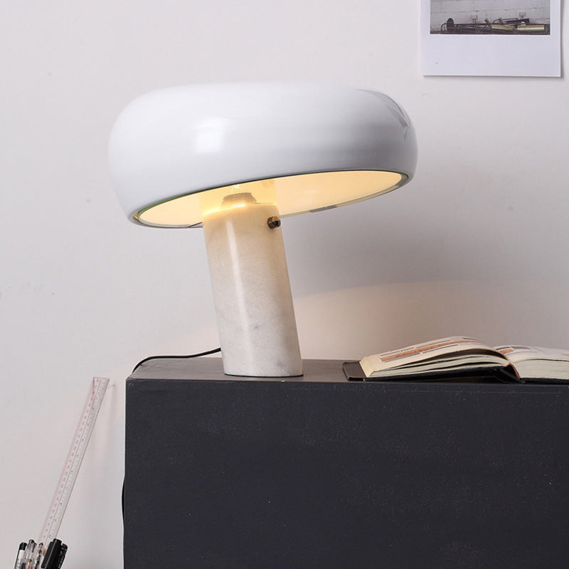 Stylische moderne Tischlampe mit schlankem Fuß