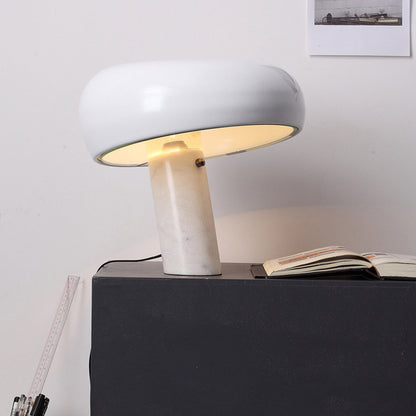 Stylische moderne Tischlampe mit schlankem Fuß