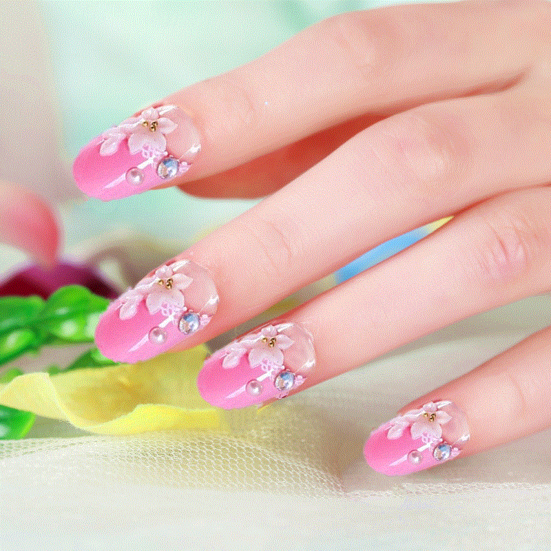 Blumenverzierte Press-On Nagelkunst