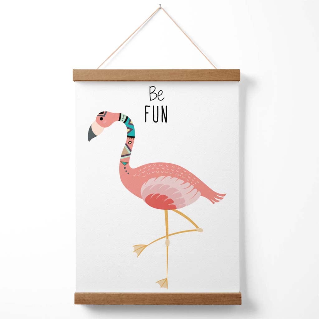„Sei lustig“-Poster mit Flamingo-Stammeszitat und Aufhänger