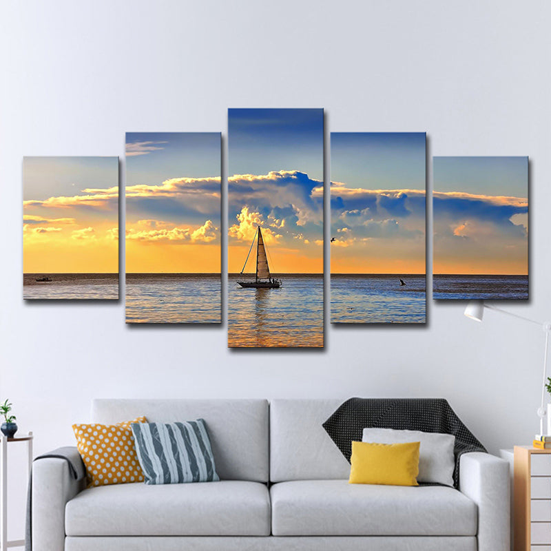Brehn | Fotografie Segelboot im Ozean Sonnenuntergang Kunstdruck für das Wohnzimmer, Himmelblau und Gelb