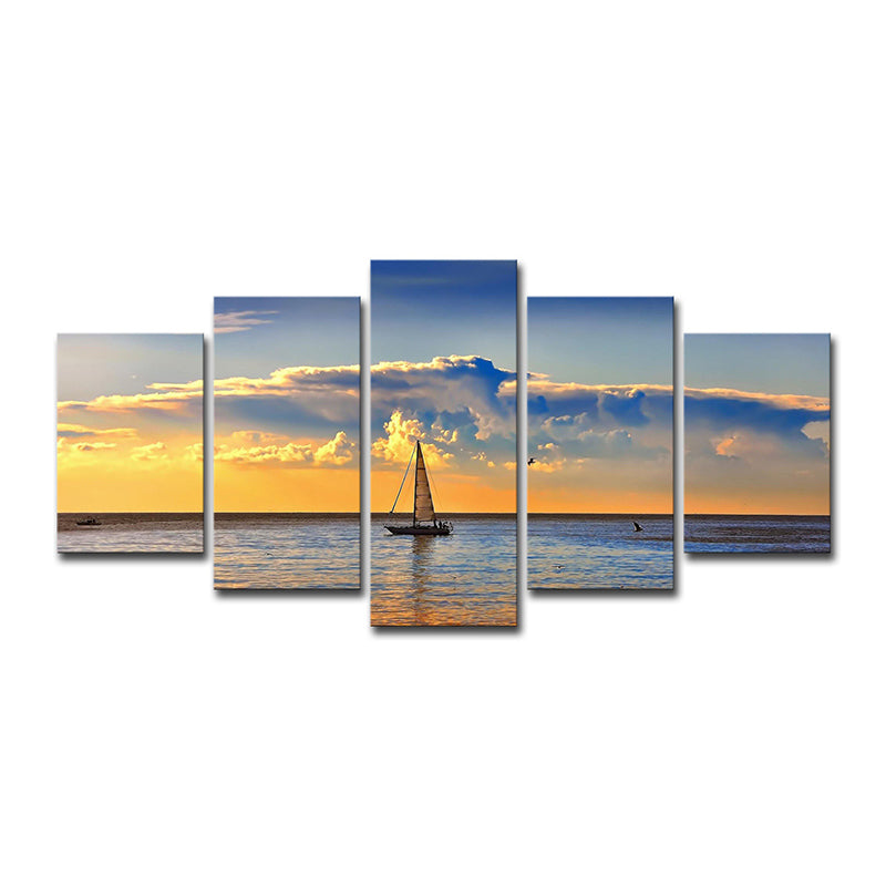 Brehn | Fotografie Segelboot im Ozean Sonnenuntergang Kunstdruck für das Wohnzimmer, Himmelblau und Gelb