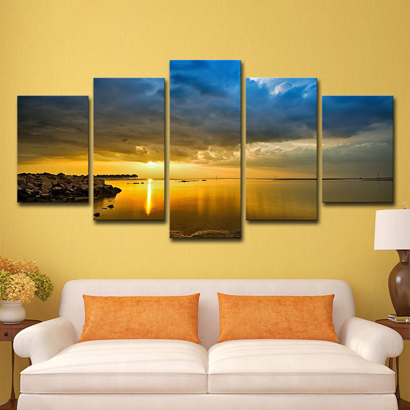 Brehn | Modernes Leinwanddruck Gelber Fluss mit Felsenufer bei Sonnenuntergang Landschaft Wandkunst