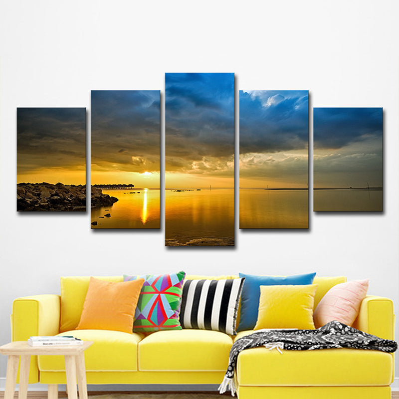 Brehn | Modernes Leinwanddruck Gelber Fluss mit Felsenufer bei Sonnenuntergang Landschaft Wandkunst