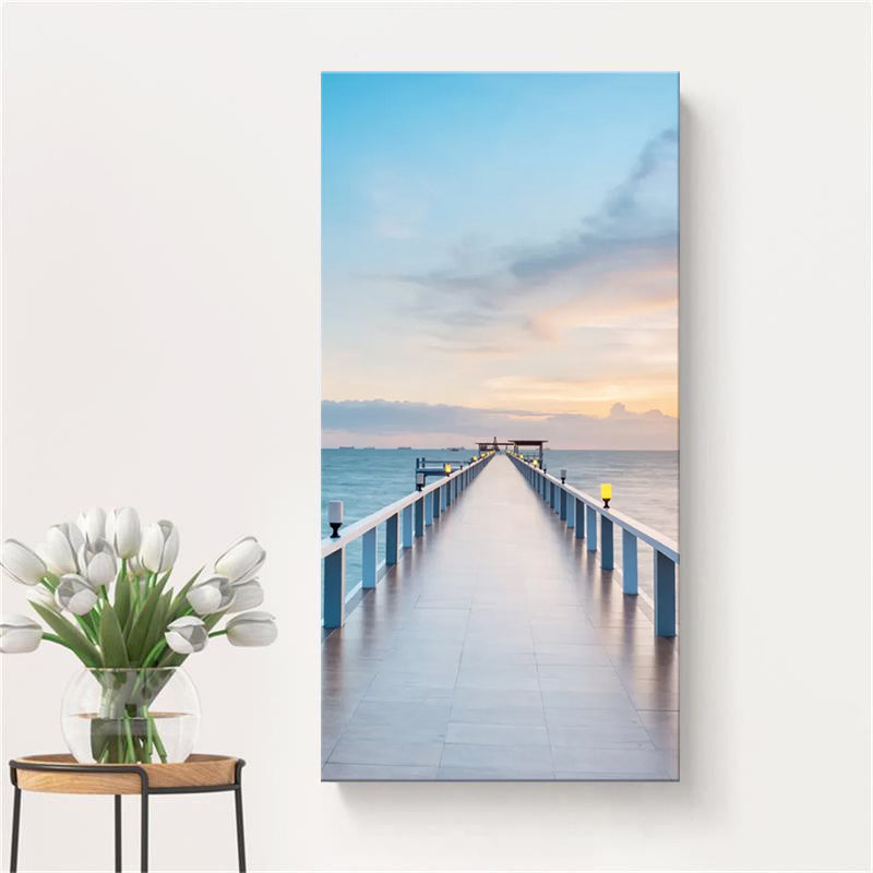 Brehn | Fotografie Moderne Wandkunst mit Gerade Brücke zum Meer Muster in Braun-Blau