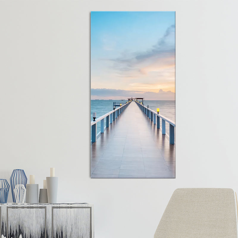 Brehn | Fotografie Moderne Wandkunst mit Gerade Brücke zum Meer Muster in Braun-Blau