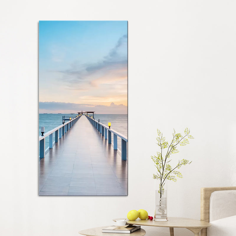 Brehn | Fotografie Moderne Wandkunst mit Gerade Brücke zum Meer Muster in Braun-Blau