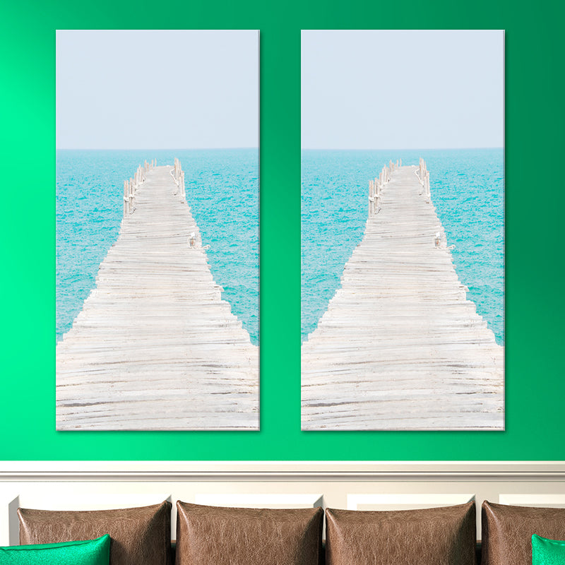 Brehn | Fotografie Moderne Wandkunst mit Gerade Brücke zum Meer Muster in Braun-Blau