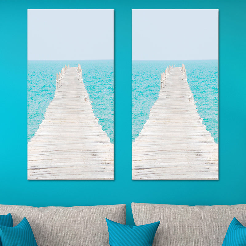 Brehn | Fotografie Moderne Wandkunst mit Gerade Brücke zum Meer Muster in Braun-Blau