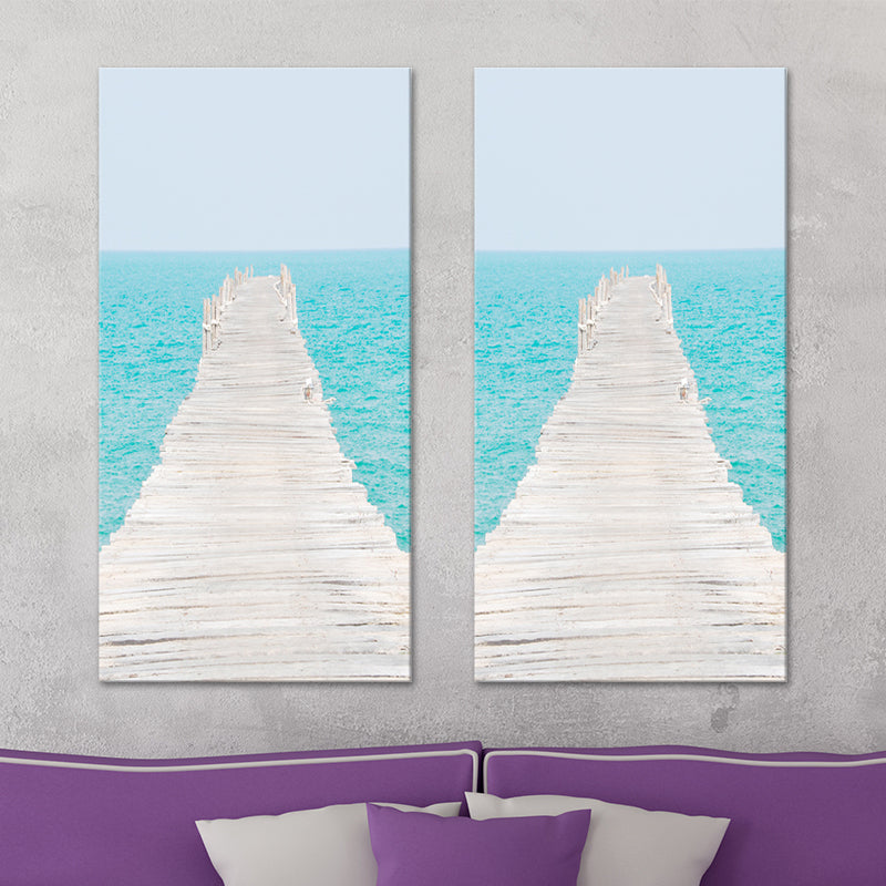 Brehn | Fotografie Moderne Wandkunst mit Gerade Brücke zum Meer Muster in Braun-Blau