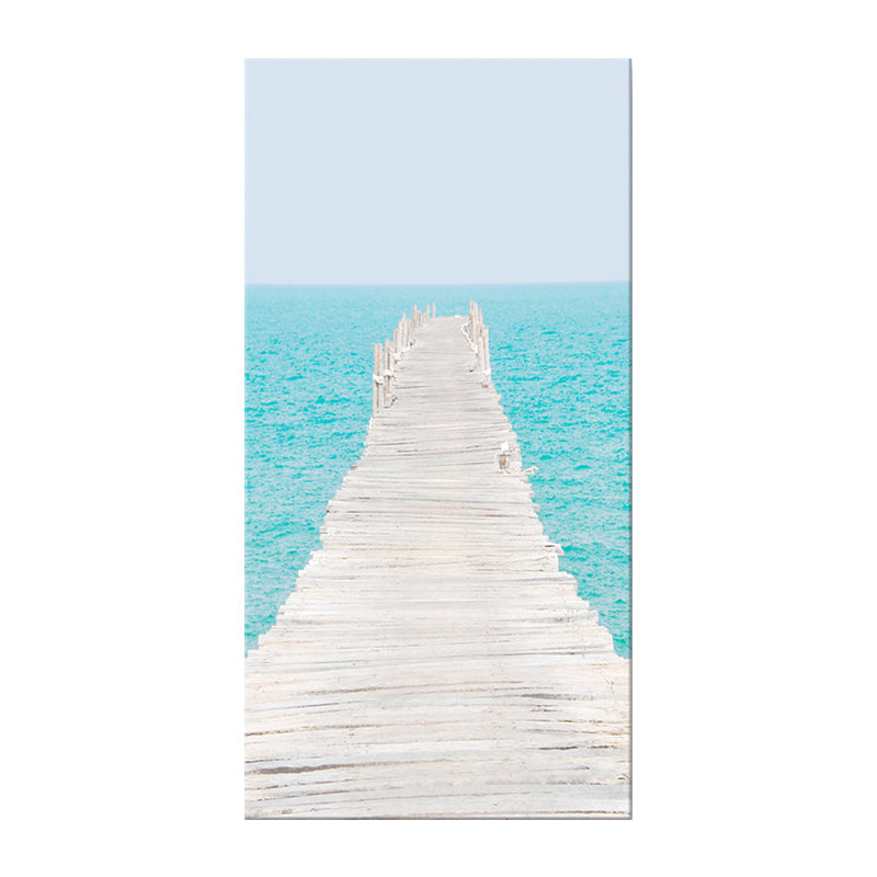 Brehn | Fotografie Moderne Wandkunst mit Gerade Brücke zum Meer Muster in Braun-Blau