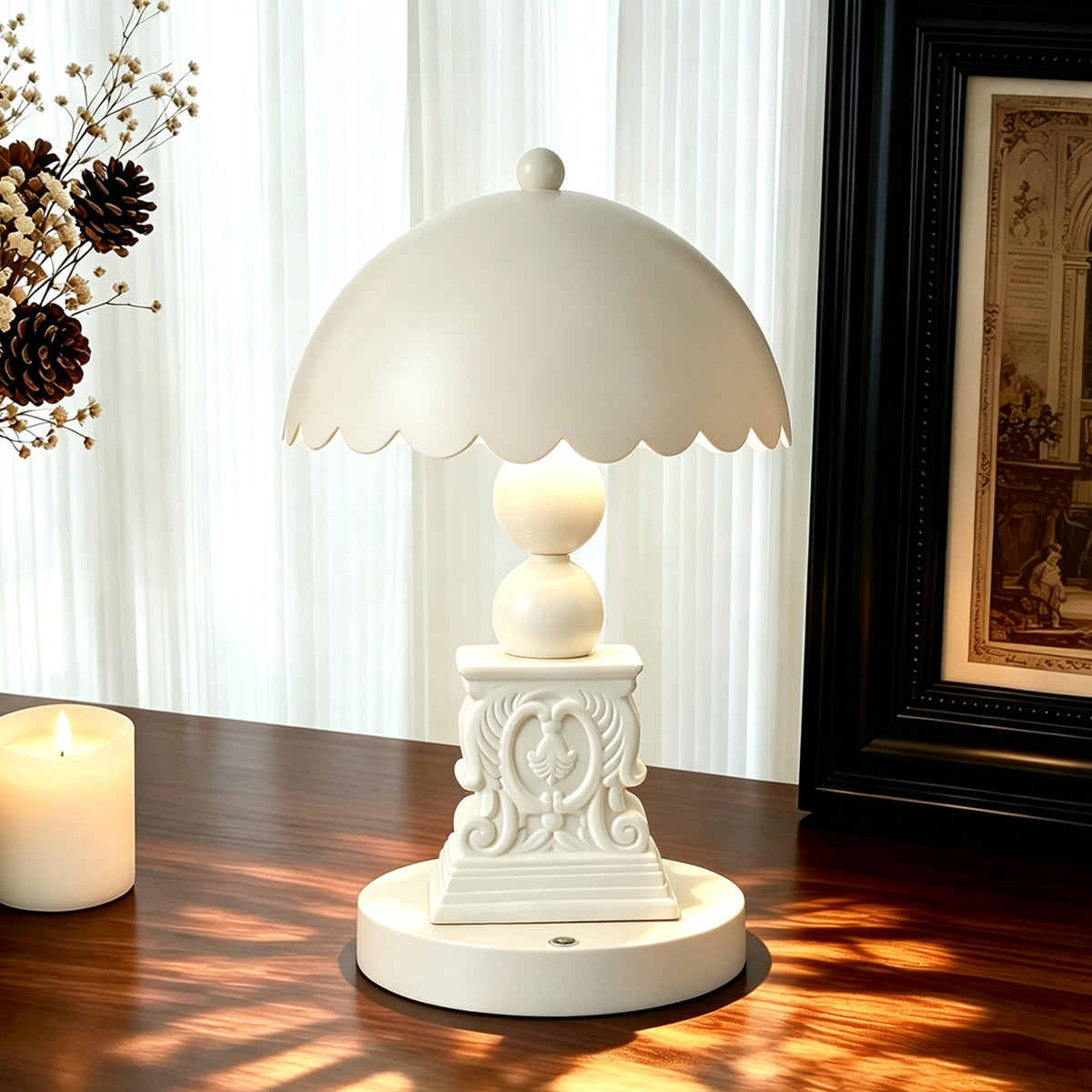 Französische Tischlampe mit Reliefdetails, Farbwechsel