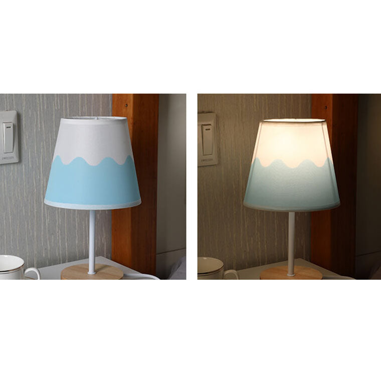 Brehn | Nordic Vintage Stoff Cone Massivholz LED Tischlampe