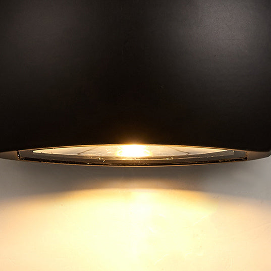 Zeitgenössische industrielle Halbkreis-Aluminium-LED-Außenwandleuchte für den Garten | Brehn
