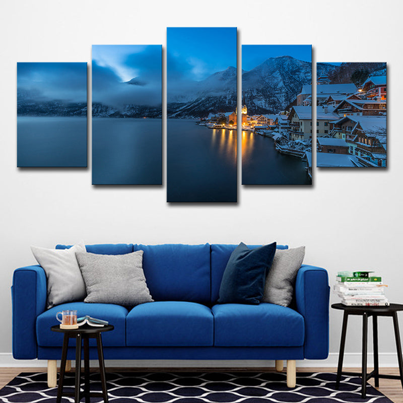 Brehn | Leinwand Mehrteilige Wandkunst Modern Schnee bedeckte Berge Flussstadt Nachtansicht Wanddekoration in Dunkelblau