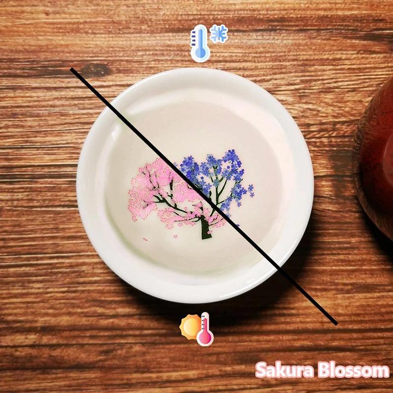 Magischer Sakura-Sakebecher mit Temperaturwechsel von kalt nach warm nach Farbe