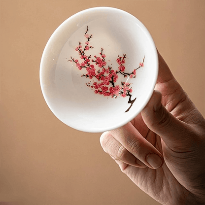 Magischer Sakura-Sakebecher mit Temperaturwechsel von kalt nach warm nach Farbe
