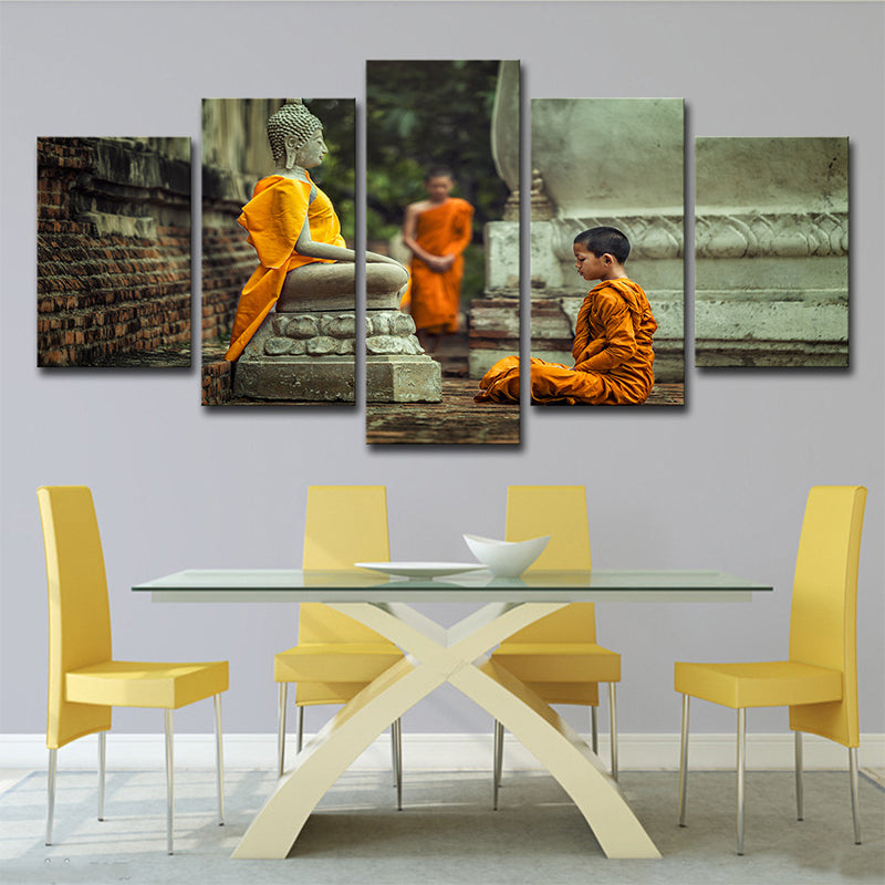 Brehn | Buddhist Boy Mediterende Canvas Print Geel Hedendaagse Wanddecoratie für Esszimmer