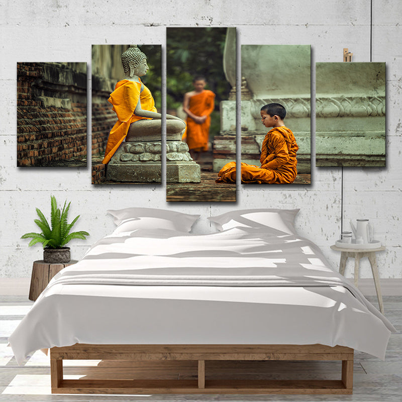 Brehn | Buddhist Boy Mediterende Canvas Print Geel Hedendaagse Wanddecoratie für Esszimmer