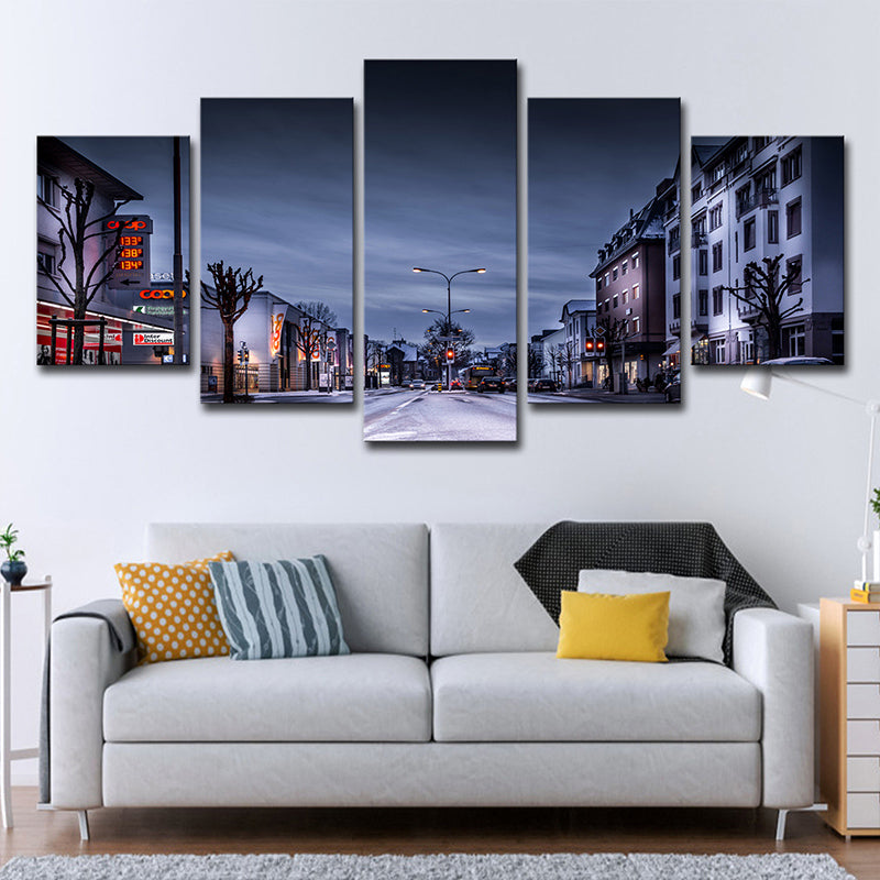 Brehn | Winter City Street Leinwandkunst Zeitgenössische Mehrteilige Wanddekoration in Dunkelblau