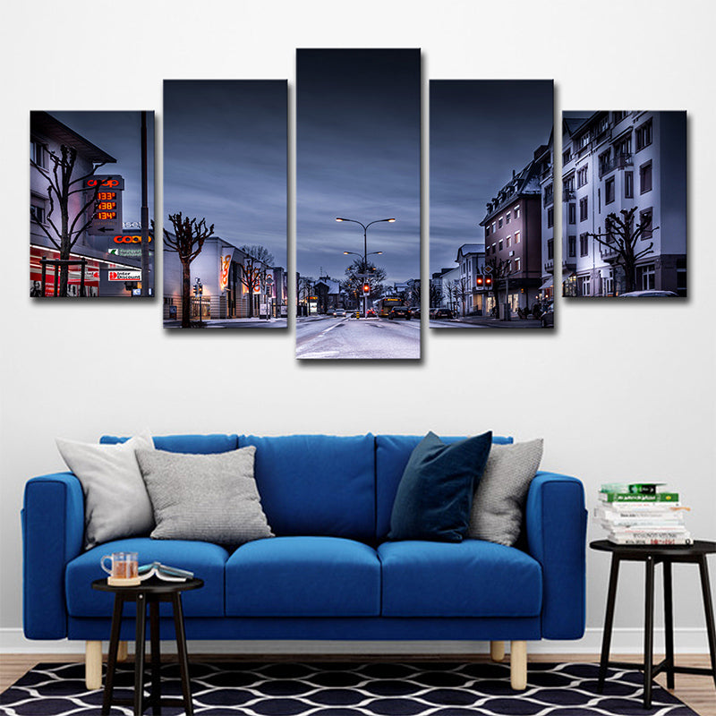 Brehn | Winter City Street Leinwandkunst Zeitgenössische Mehrteilige Wanddekoration in Dunkelblau