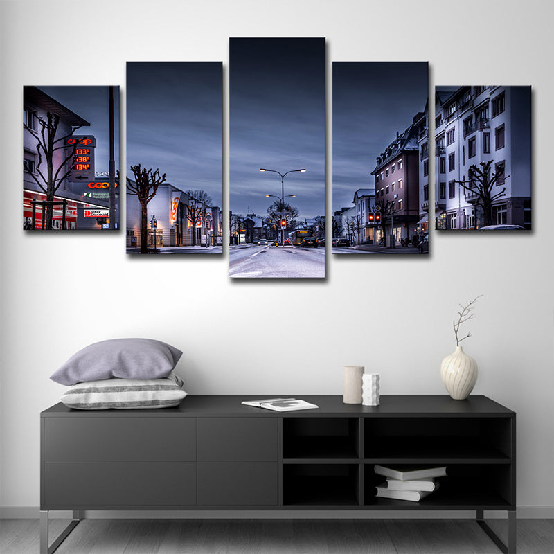 Brehn | Winter City Street Leinwandkunst Zeitgenössische Mehrteilige Wanddekoration in Dunkelblau