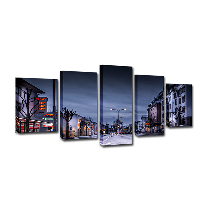 Brehn | Winter City Street Leinwandkunst Zeitgenössische Mehrteilige Wanddekoration in Dunkelblau