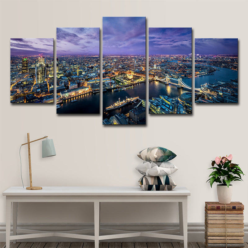 Brehn | Lila Modernistische Kunstprint West-Europa Stads Nacht Scene Canvas voor Zitkamer
