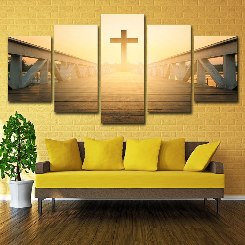 Brehn | Religiöse Wandkunst Moderne bezaubernde Brücke zum Kreuz bei Sonnenuntergang Leinwand in Gelb