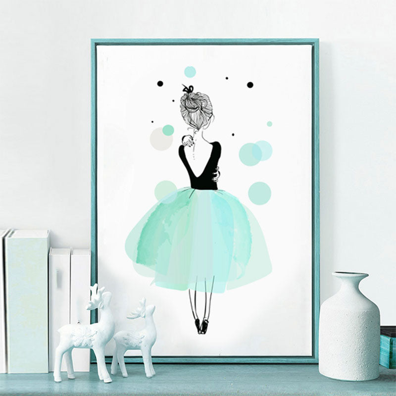Brehn | Rückseite der Ballerina Aquarell Leinwand Moderne Texturierte Wandkunst Druck in Grün für das Mädchenzimmer