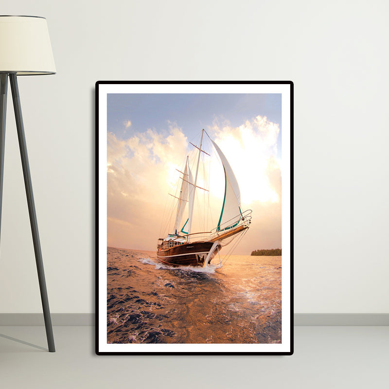 Brehn | Segelschiff Wandkunst Tropische atemberaubende Meereslandschaft Leinwanddruck in Gold für das Schlafzimmer