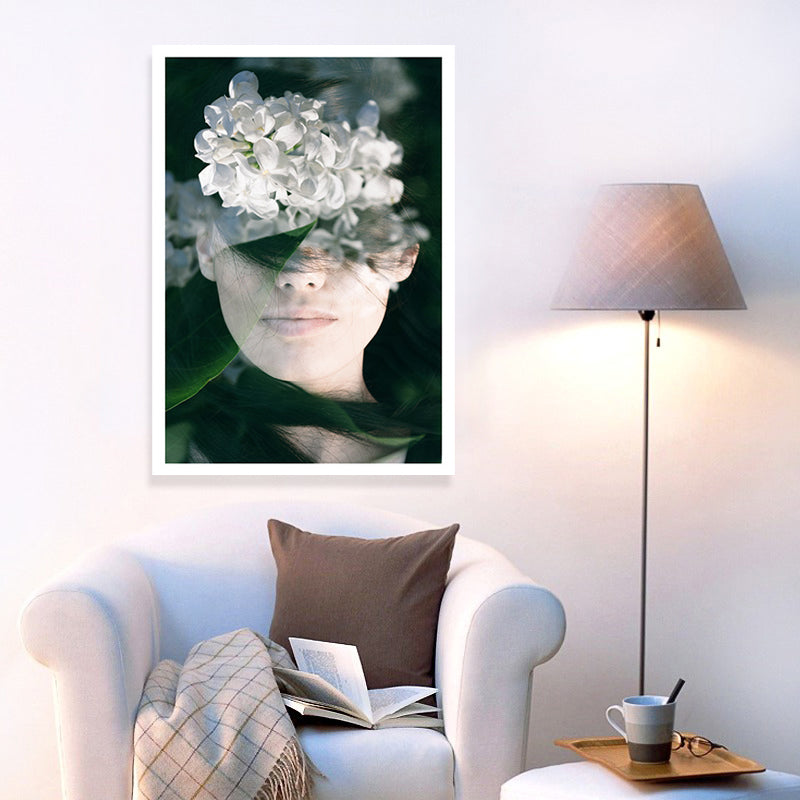 Brehn | Fotografie Frau und Blume Leinwandkunst für Mädchen Schlafzimmer, Weiß und Grün, Texturiert
