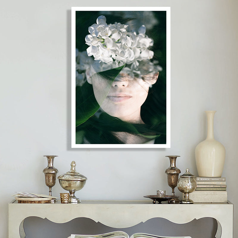 Brehn | Fotografie Frau und Blume Leinwandkunst für Mädchen Schlafzimmer, Weiß und Grün, Texturiert