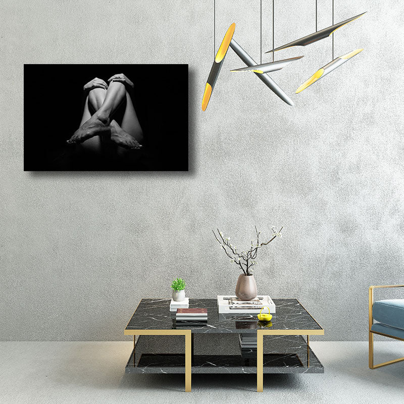 Brehn | Schwarze Beine und Hände Kunstdruck Heimtextilien Zeitgenössisch für Schlafzimmer Eingewickelte Leinwand