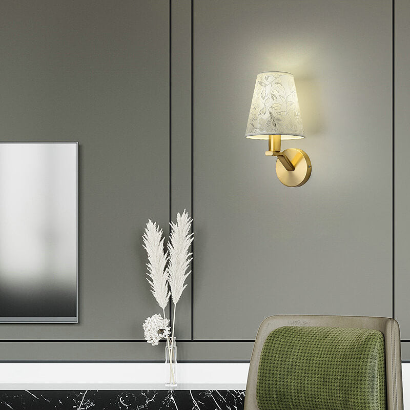 Stylische Stoffwandlampe mit elegantem floralem Design