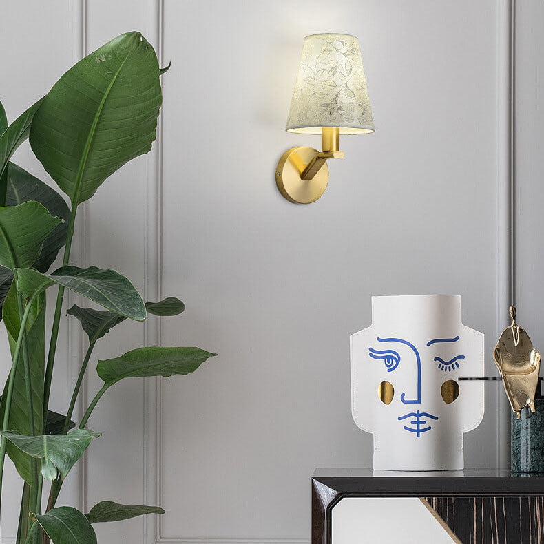 Stylische Stoffwandlampe mit elegantem floralem Design