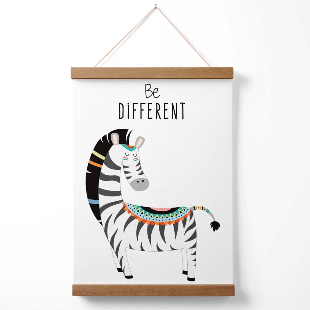 Sei anders – Zebra-Stammestier-Zitat-Poster mit Aufhänger
