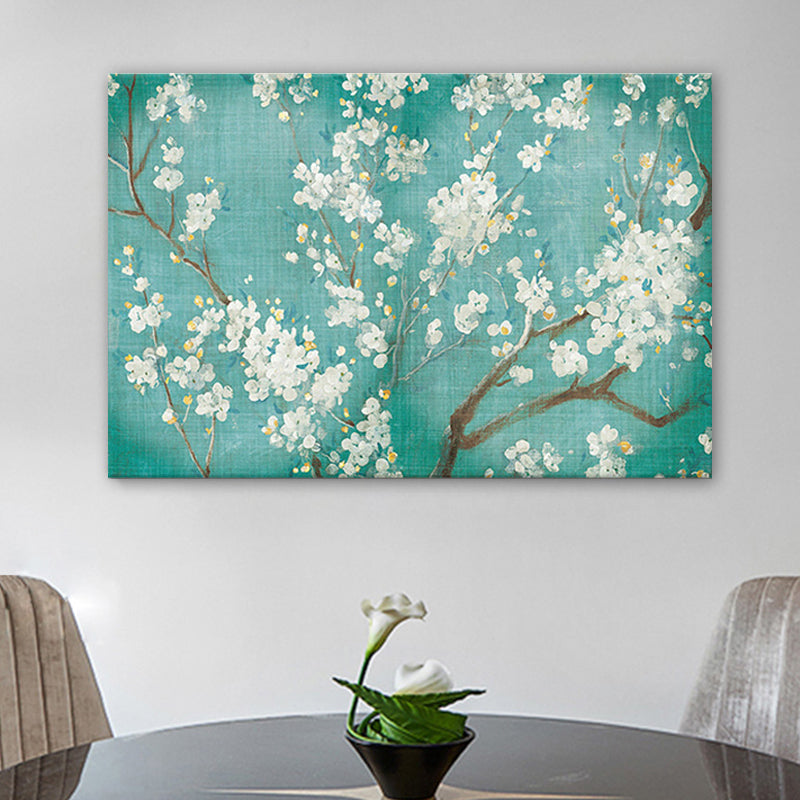 Brehn | Blühender Pflaumenbaum Wandkunst Traditionelles Leinwandgemälde in Weiß auf Blau für das Schlafzimmer