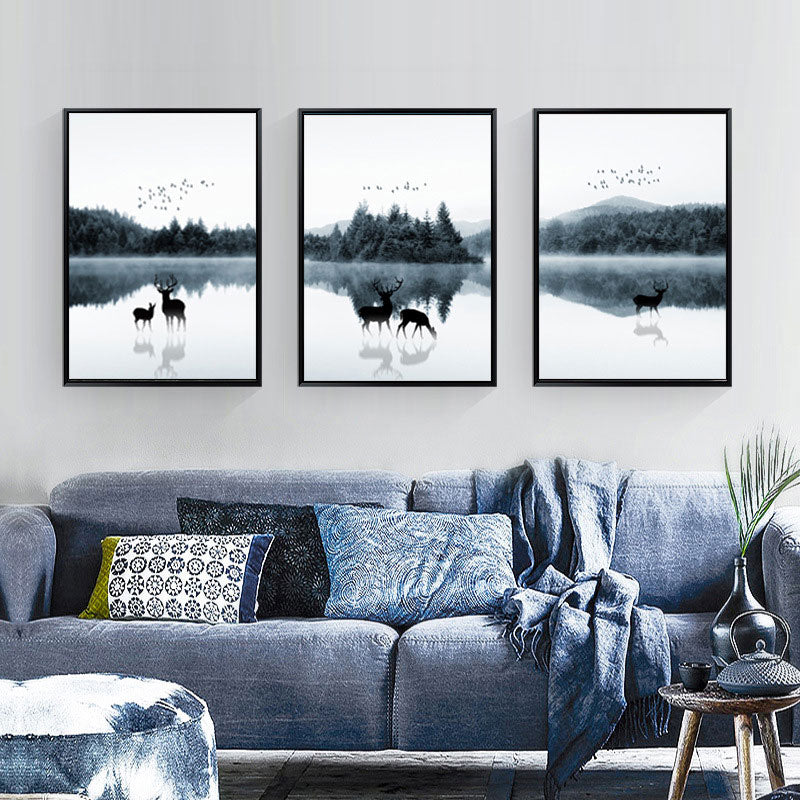 Brehn | Reflexion Wanddekoration Zeitgenössische Beruhigende Rehe und Wald Leinwanddrucke in Blau für das Gästezimmer